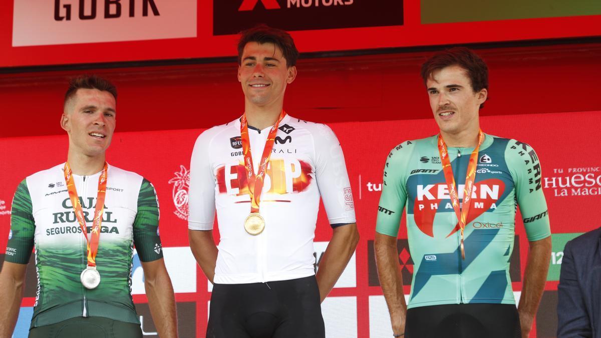 El ciclista Marcel Camprubí (c), primero, Joel Nicolau (i), segundo, y Urko Berrade (d), tercero, en el podio tras la prueba del Campeonato de España de ciclismo en ruta