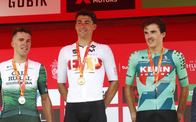 El ciclista Marcel Camprubí (c), primero, Joel Nicolau (i), segundo, y Urko Berrade (d), tercero, en el podio tras la prueba del Campeonato de España de ciclismo en ruta