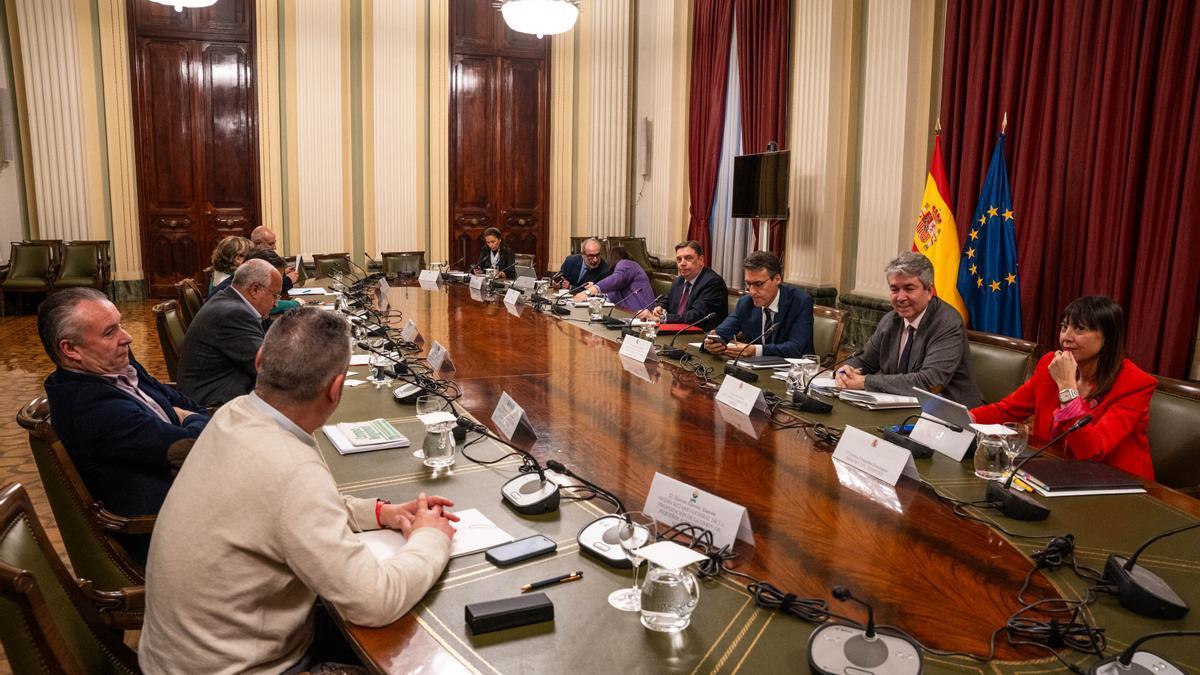 El ministro de Agricultura, Pesca y Alimentación, Luis Planas (4d), se reúne con las organizaciones profesionales agrarias