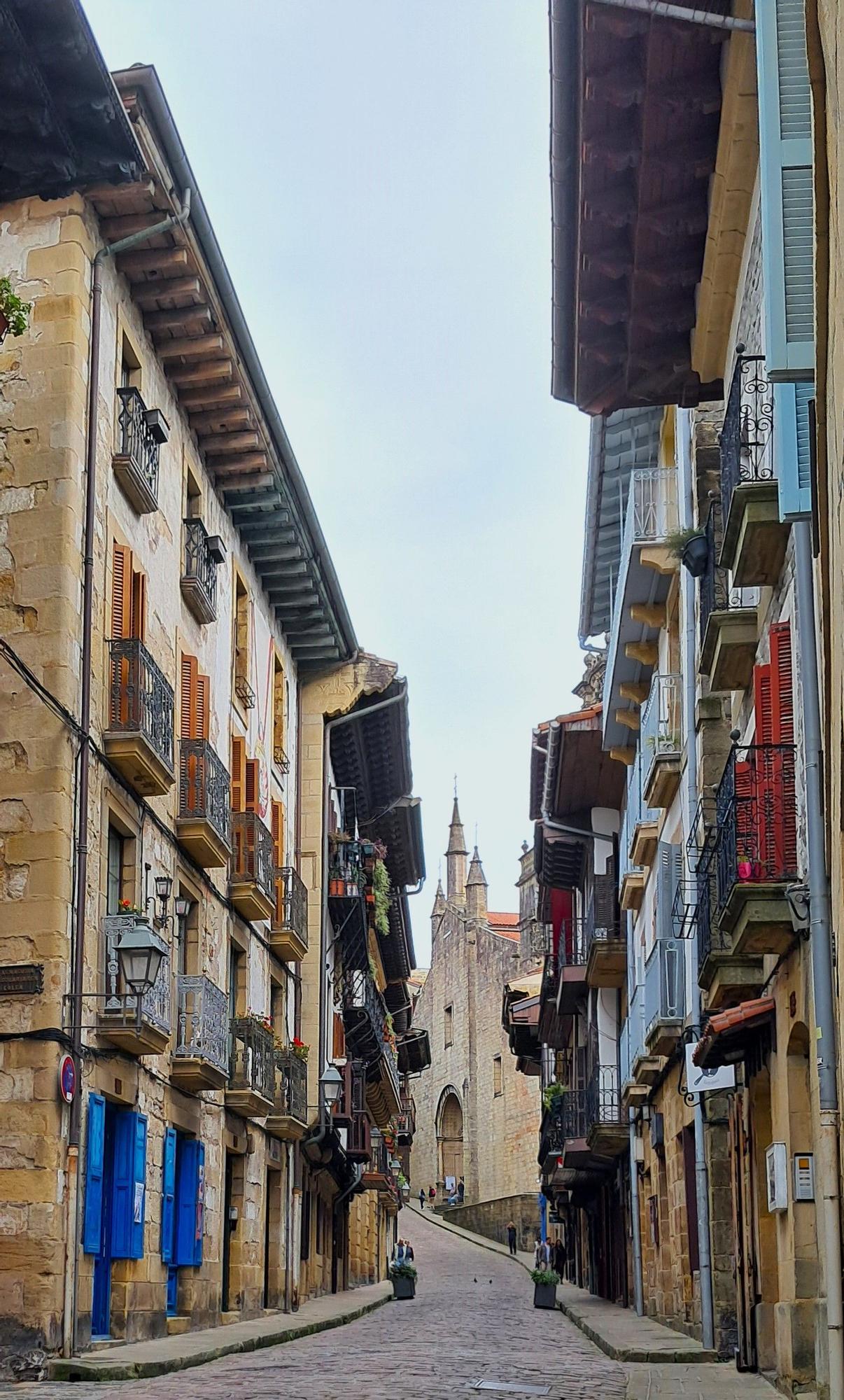 Calle Mayor con la iglesia de la Asunción al fondo.