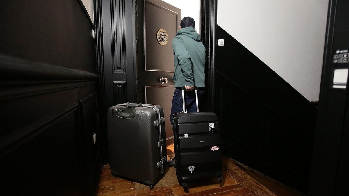 Una persona accede a una vivienda destinada a uso turístico en Euskadi.