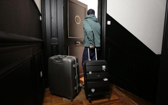 Una persona accede a una vivienda destinada a uso turístico en Euskadi. / Gorka Estrada Una persona accede a una vivienda destinada a uso turístico en Euskadi.