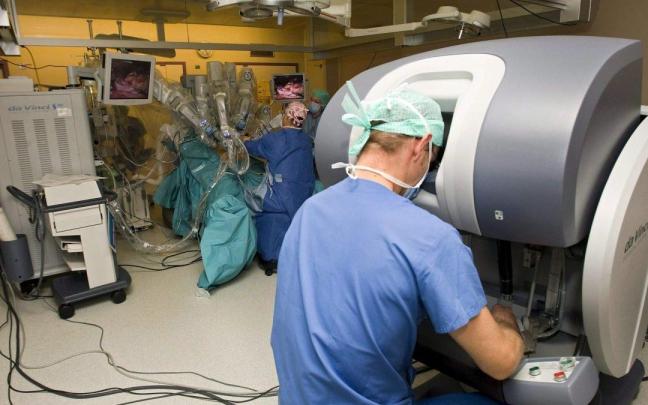 Un cirujano realiza una operación con una herramienta de inteligencia artificial, en una imagen de archivo.