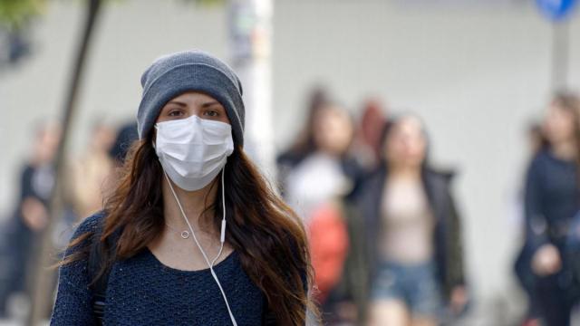 Una mujer pasea con mascarilla / Pixabay Una mujer pasea con mascarilla