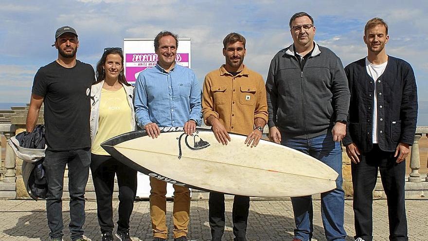 Presentación de la VII edición del campeonato internacional de surf junior Zarautz 4Teens impulsado por el surfista zarauztarra Aritz Aranburu.