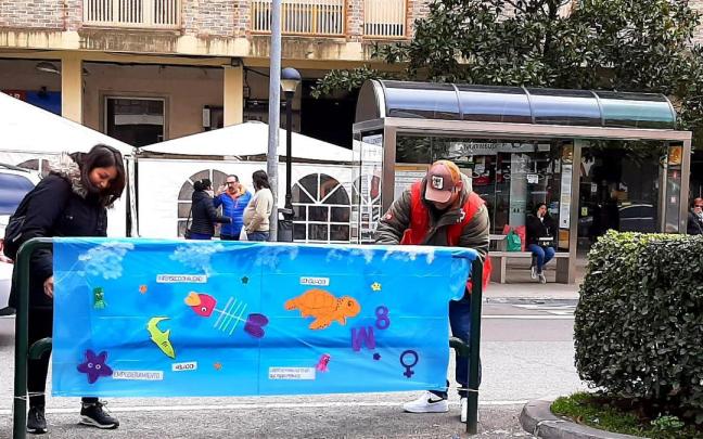 Carteles instalados con mensajes en la calle Mayor de Burlada.