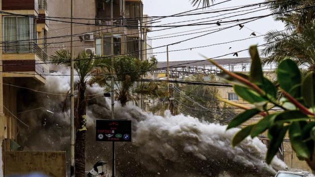 El humo sale de un edificio tras haber sido blanco de un ataque aéreo israelí en Jnah, el suburbio sur de Beirut.