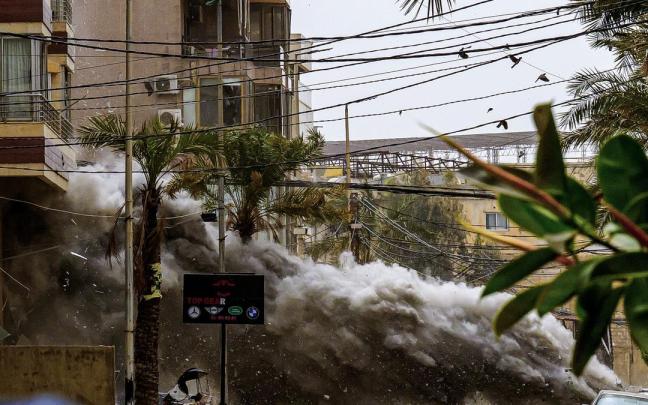 El humo sale de un edificio tras haber sido blanco de un ataque aéreo israelí en Jnah, el suburbio sur de Beirut.