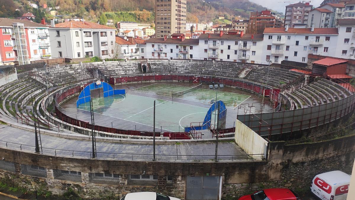 El coso taurino está ocupado en la actualidad por unos equipamientos deportivos que tienen un uso residual.