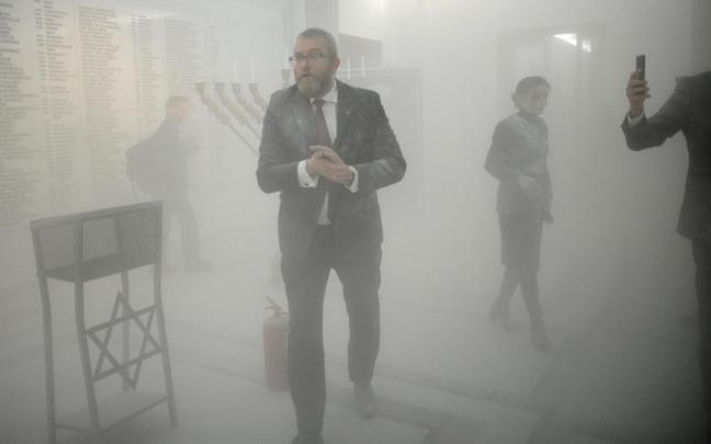 Grzegorz Braun, tras apagar con un extintor un candelabro judío.