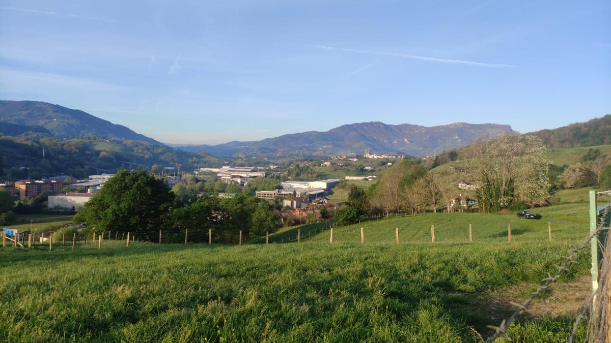 Al fondo el macizo de Hernio