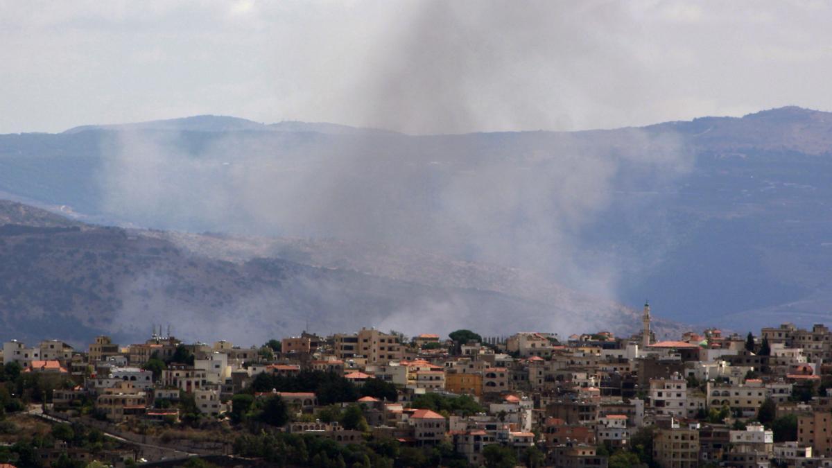 Columnas de humo en Khiyam, en la frontera entre El Líbano e Israel.