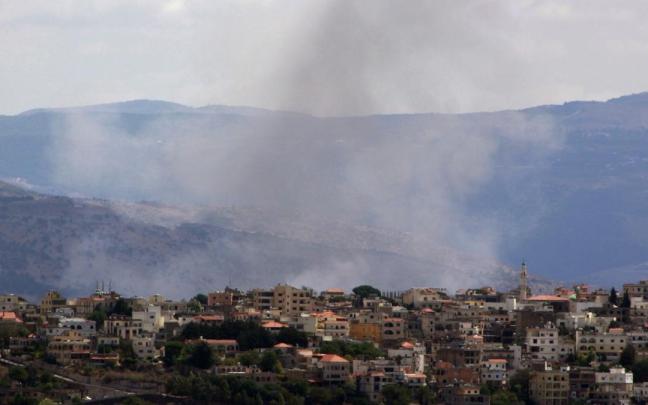 Columnas de humo en Khiyam, en la frontera entre El Líbano e Israel.
