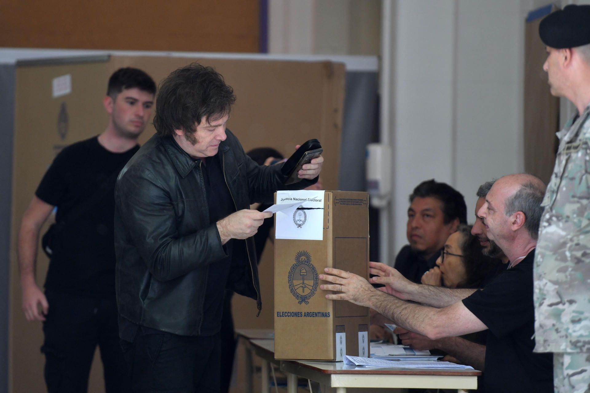 El candidato de La Libertad Avanza a presidir Argentina, Javier Milei, emite su voto.