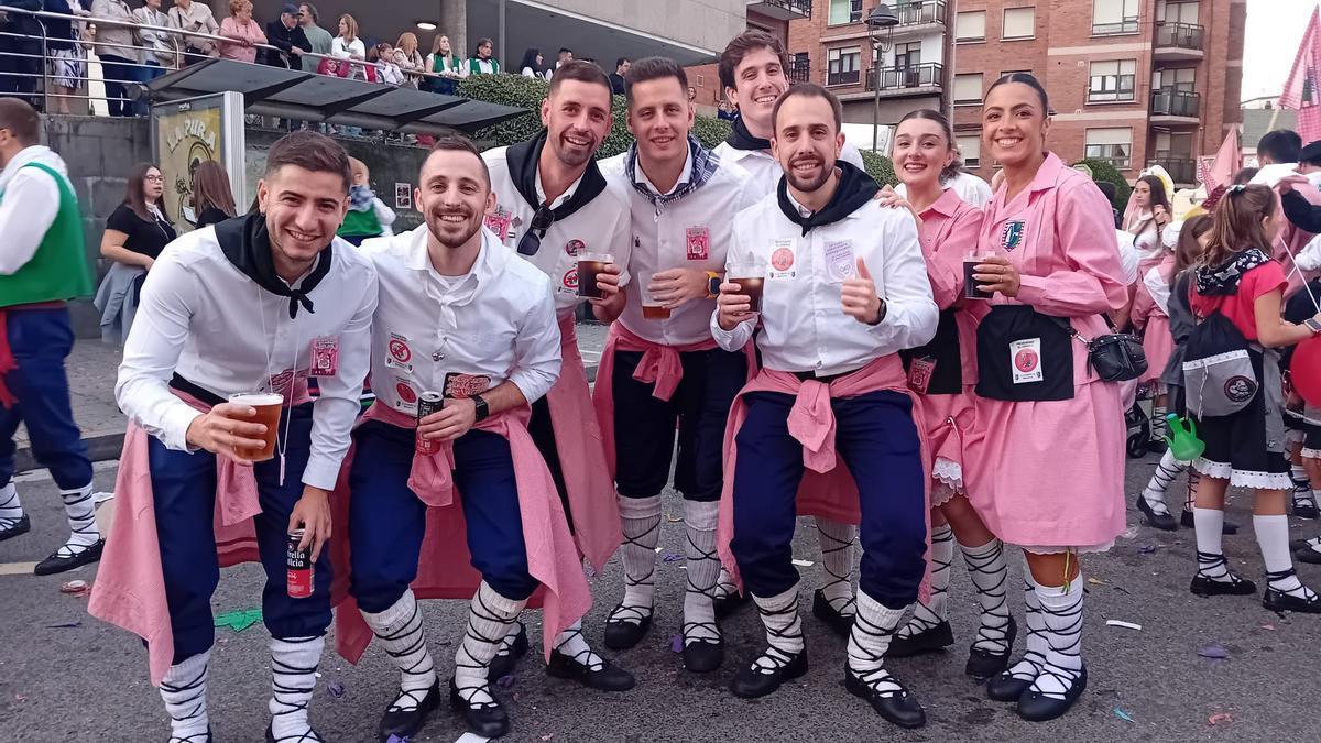 Cuadrilla de amigos disfrutando del txupinazo de Basauri