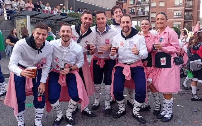 Cuadrilla de amigos disfrutando del txupinazo de Basauri
