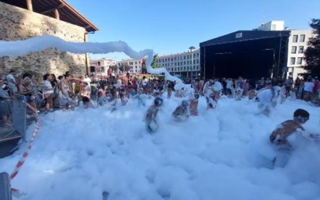 Fiesta de la espuma en años anteriores / Lurgorriko Txosna Batzordea Fiesta de la espuma en años anteriores