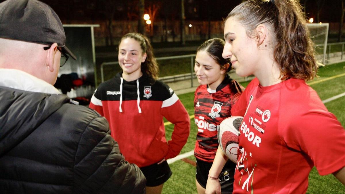 Imanol Ruiz, técnico del Gaztedi, charla con sus jugadoras antes del inicio del entrenamiento
