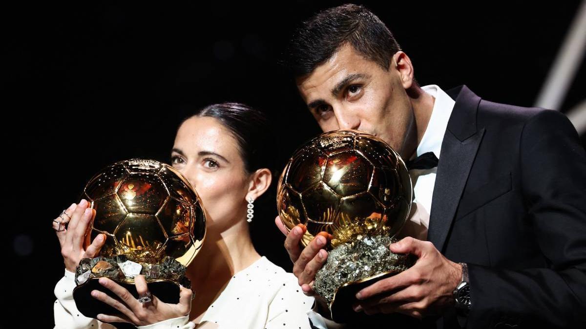 Rodri y Aitana posan junto al Balón de Oro
