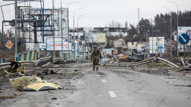 Un soldado camina por las calles devastadas de Bucha.