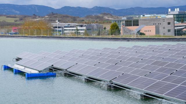 Instalación de generación de energía fotovoltaica flotante en el Parque Tecnológico de Álava.