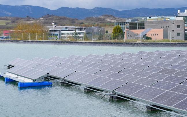 Instalación de generación de energía fotovoltaica flotante en el Parque Tecnológico de Álava.