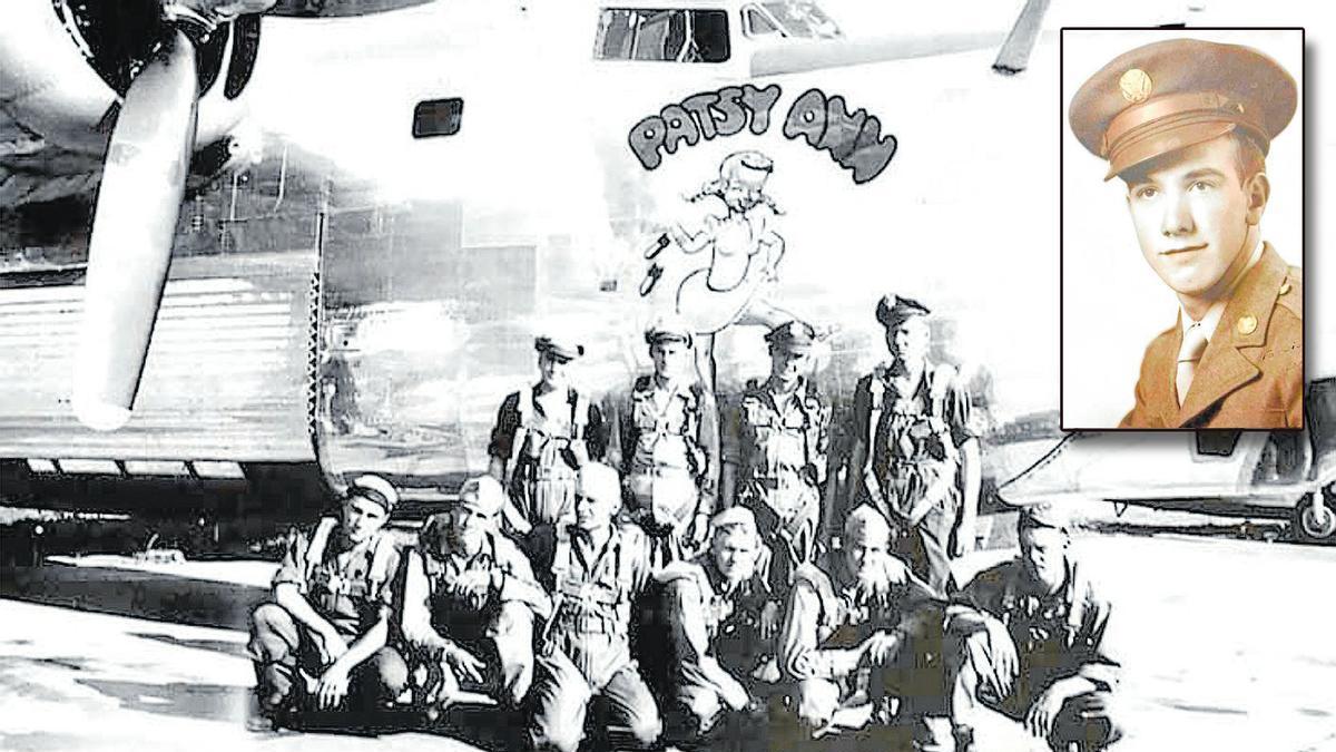 Alfonso Garde Marcilla (segundo por la izquierda en la primera fila), de padres navarros, posa con la tripulación del B-24 bautizado ‘Patsy Ann’, probablemente en Bangor (Maine) antes de volar con destino a Europa. En la imagen de la de