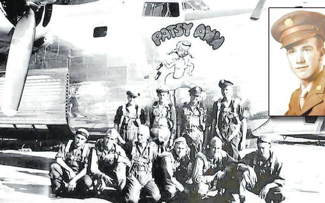 Alfonso Garde Marcilla (segundo por la izquierda en la primera fila), de padres navarros, posa con la tripulaci&oacute;n del B-24 bautizado &lsquo;Patsy Ann&rsquo;, probablemente en Bangor (Maine) antes de volar con destino a Europa. En la imagen de la de