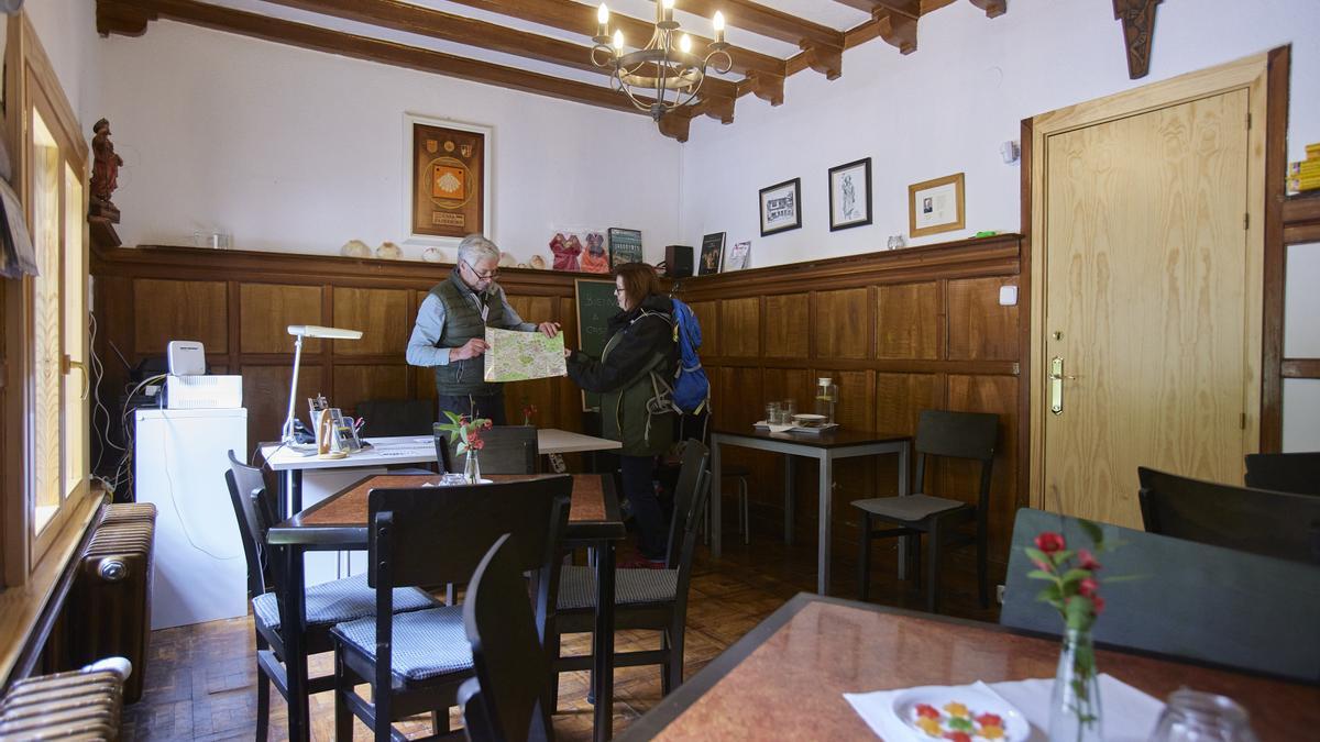 Una peregrina recibe información en el albergue.