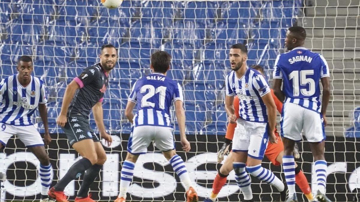 Varios jugadores realistas siguen la trayectoria del balón, en el partido que disputaron ante el Nápoles en Anoeta durante la pandemia.