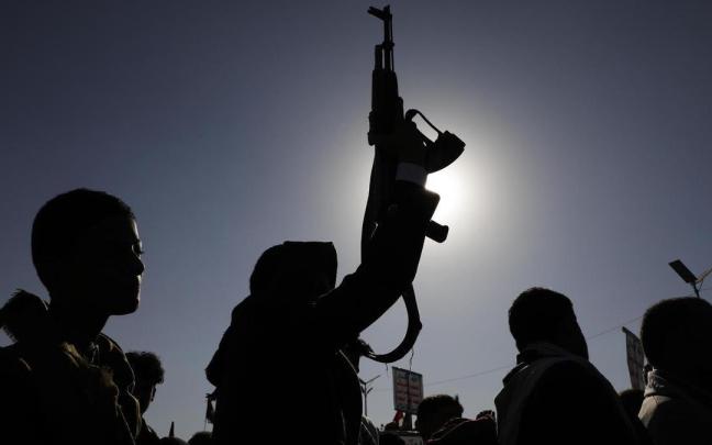 Los hutíes protestan contra la operación multinacional para salvaguardar el transporte marítimo en el Mar Rojo.