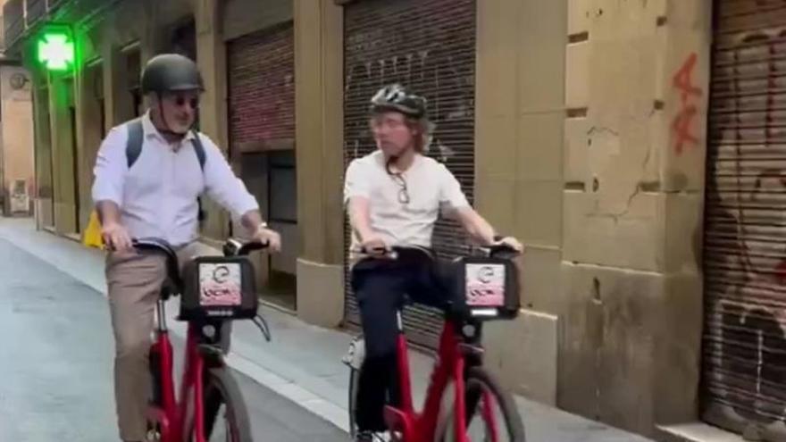 Collboni pedalenado junto al concejal de Deportes de Barcelona por una calle prohibida.