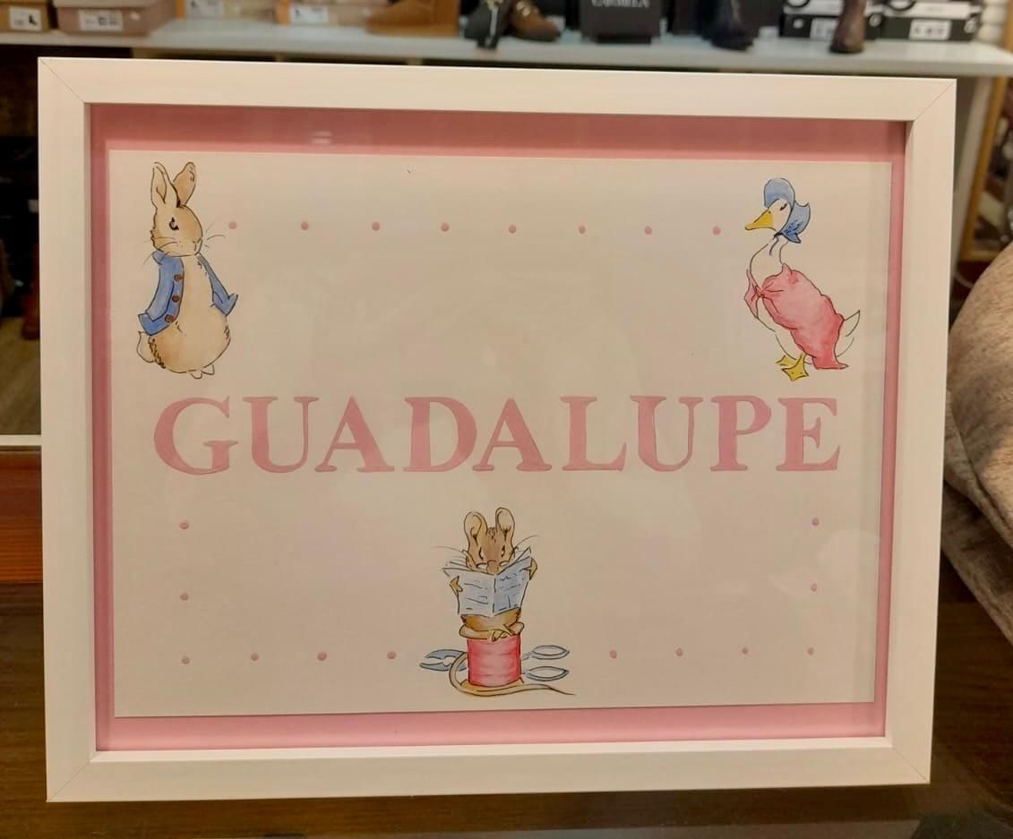 También pinta tablillas de madera personalizadas para regalar en nacimientos, bodas y otros acontecimientos.