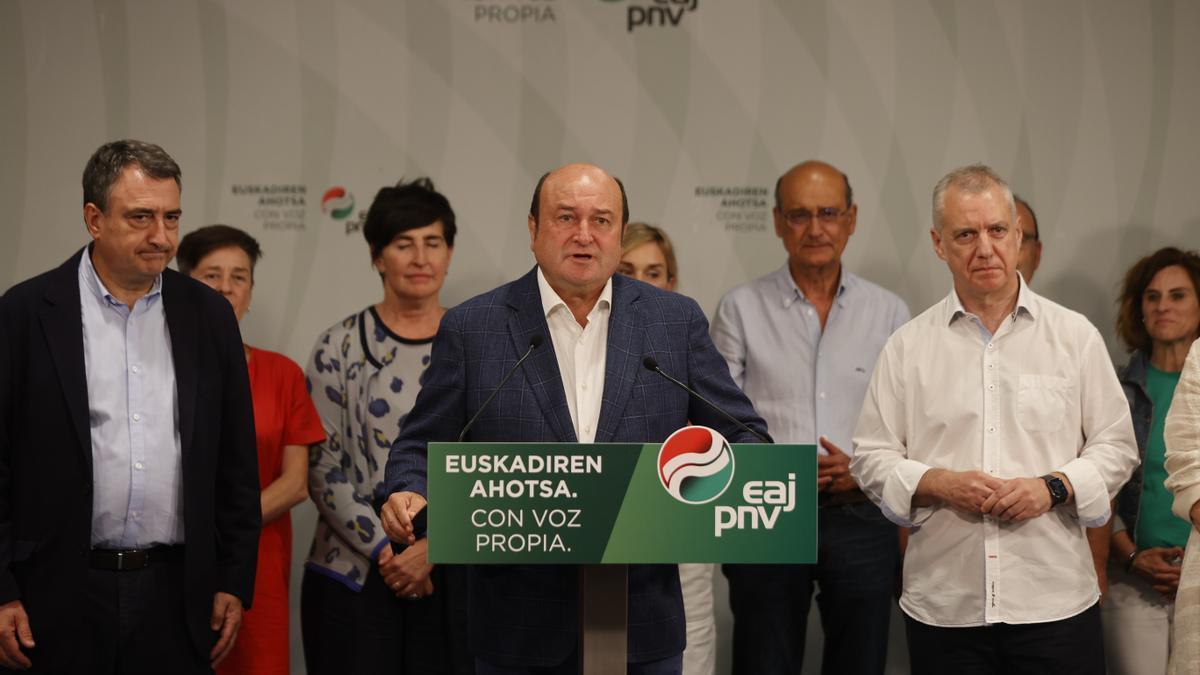Ortuzar, junto a Urkullu y Esteban este domingo en la valoración de los resultados electorales.