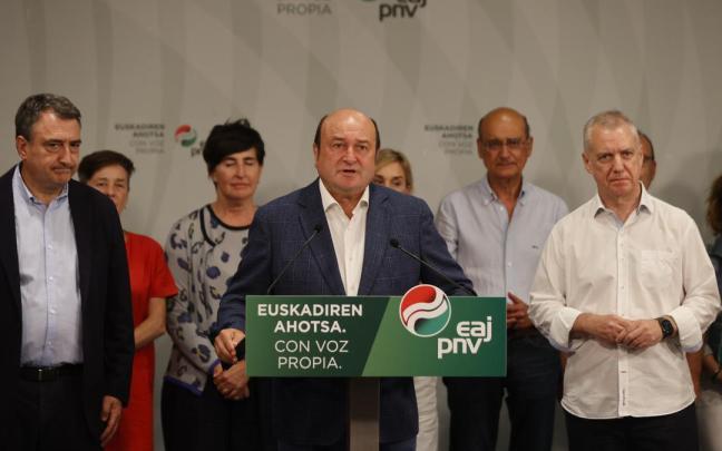 Ortuzar, junto a Urkullu y Esteban este domingo en la valoración de los resultados electorales.