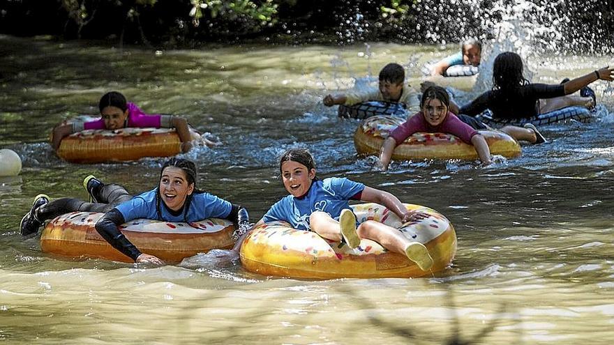 Cucaña en el río Ega, bañadores y flotadores tras el inicio de las fiestas