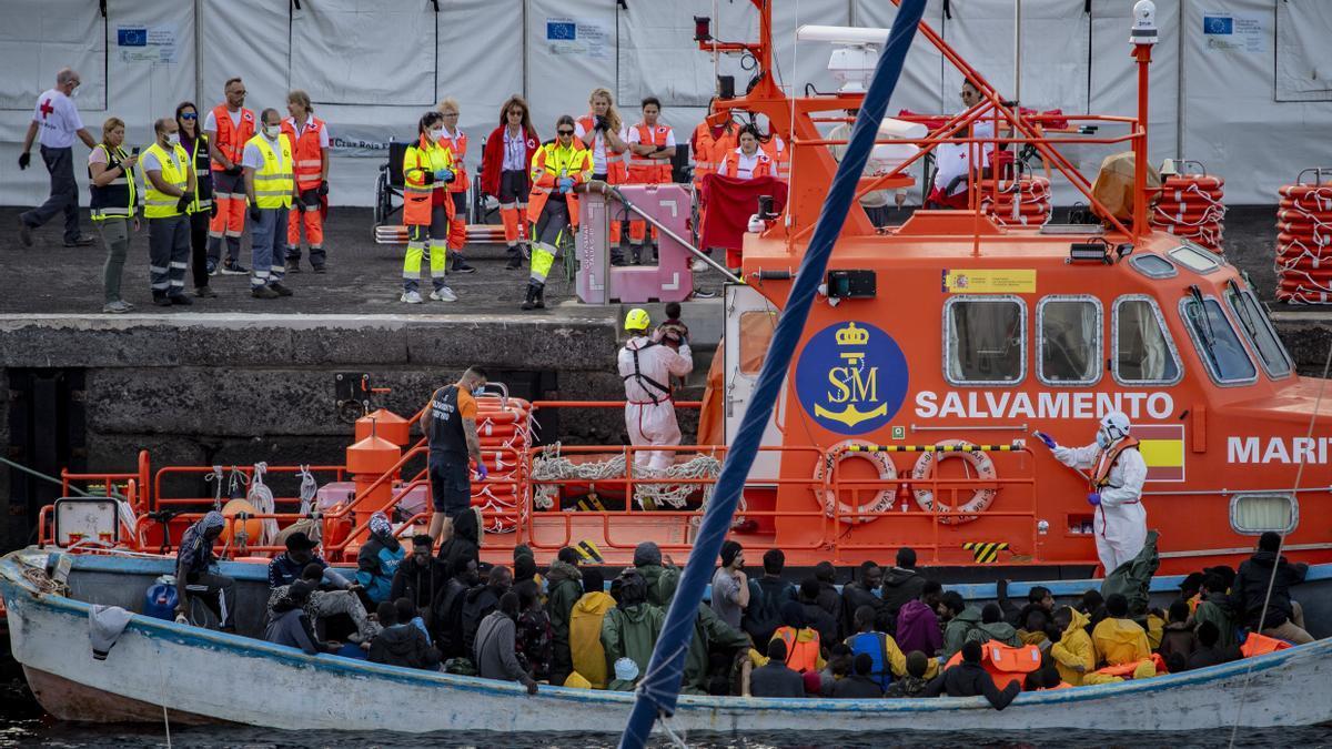 Un cayuco a su llegada al puerto de La Restinga