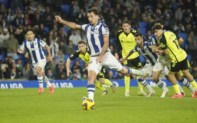 Mikel Oyarzabal lanza el penalti que ha supuesto el 2-0 para la Real. / RUBEN PLAZA