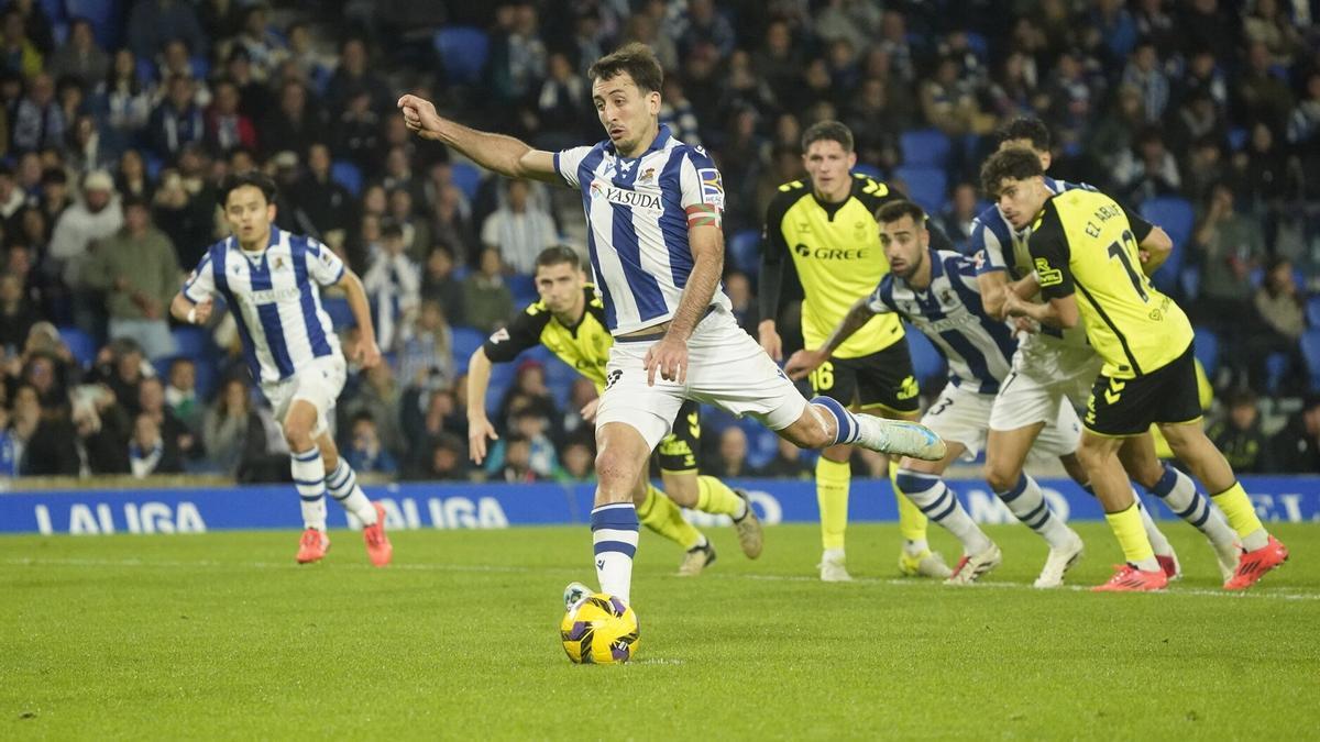 Mikel Oyarzabal lanza el penalti que ha supuesto el 2-0 para la Real. / RUBEN PLAZA