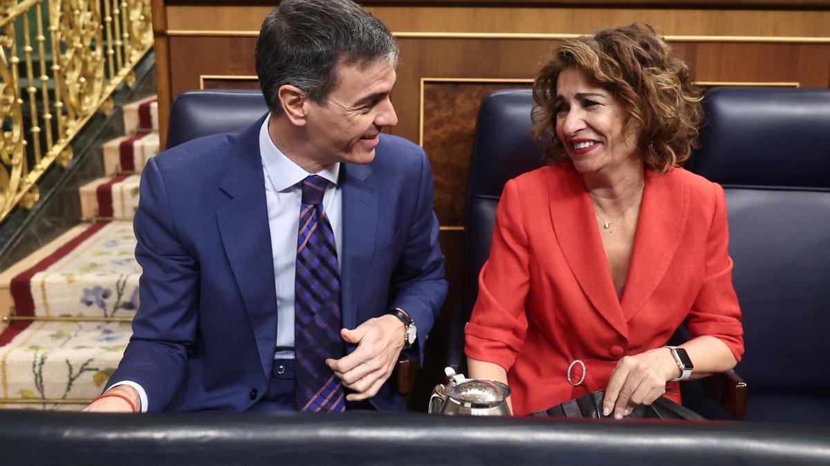El presidente del Gobierno, Pedro Sánchez, y la vicepresidenta primera y ministra de Hacienda, María Jesús Montero.