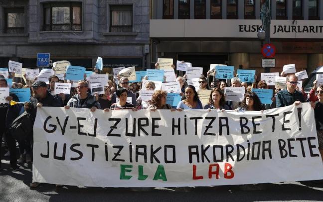 Concentración de los trabajadores de la justicia se manifiestan.