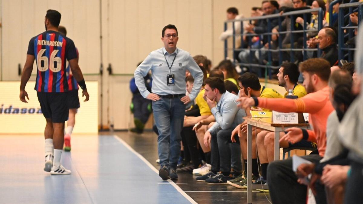 El entrenador del Bidasoa Irun, Jacobo Cuétara, durante el último duelo contra el Barça.