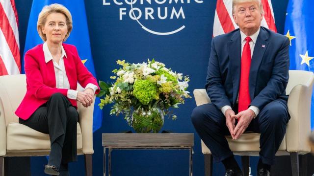 Ursula von der Leyen, junto a Donald Trump.