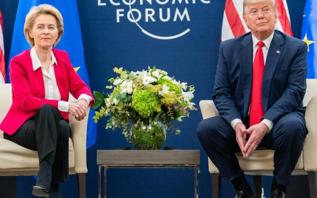 Ursula von der Leyen, junto a Donald Trump.