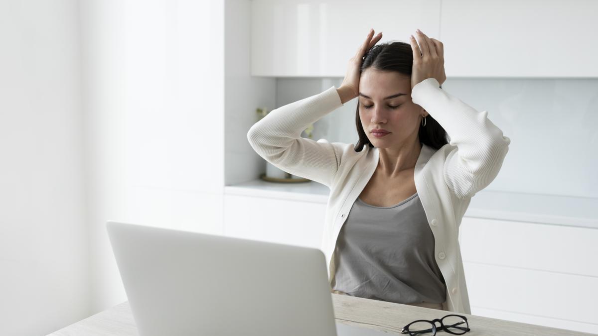 Se cree que factores como el aumento de temperatura, los cambios en los hábitos de vida y el estrés postinvernal también juegan un papel