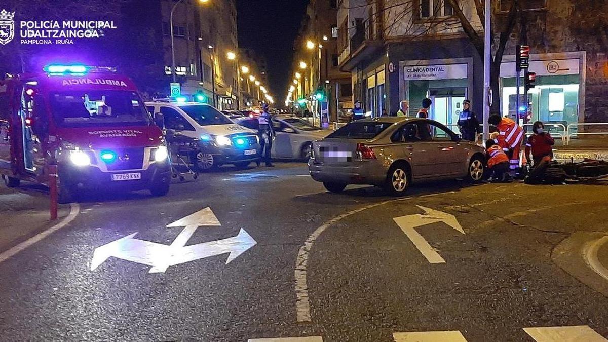 Imagen del accidente entre el motorista y un turismo en Baja Navarra.