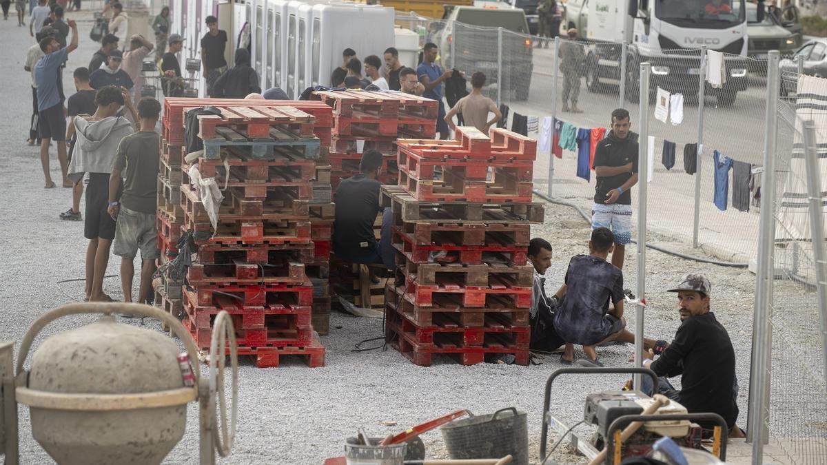 Migrantes se instalan en el nuevo centro de acogida de Los Rosales.