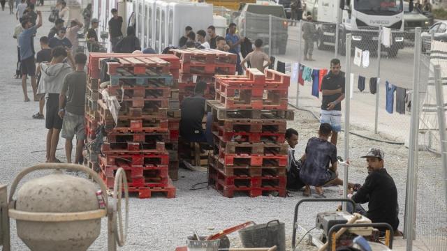 Migrantes se instalan en el nuevo centro de acogida de Los Rosales.