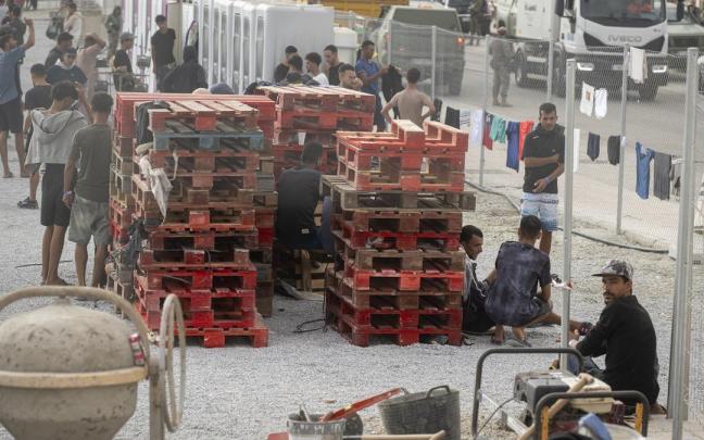 Migrantes se instalan en el nuevo centro de acogida de Los Rosales.