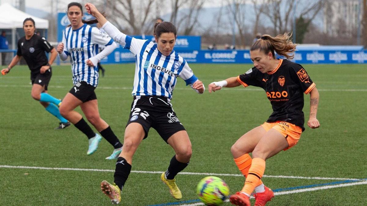 Cristina Auñón trata de evitar un centro en el duelo ante el Valencia de este curso.